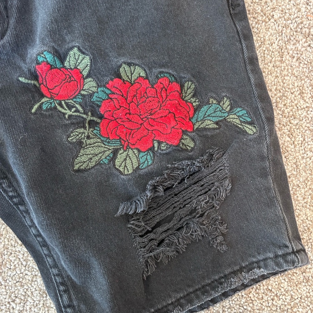 PacSun Men’s Roses Floral Distressed Black denim Shorts. Grunge. Streetwear. 31 - Picture 3 of 14
